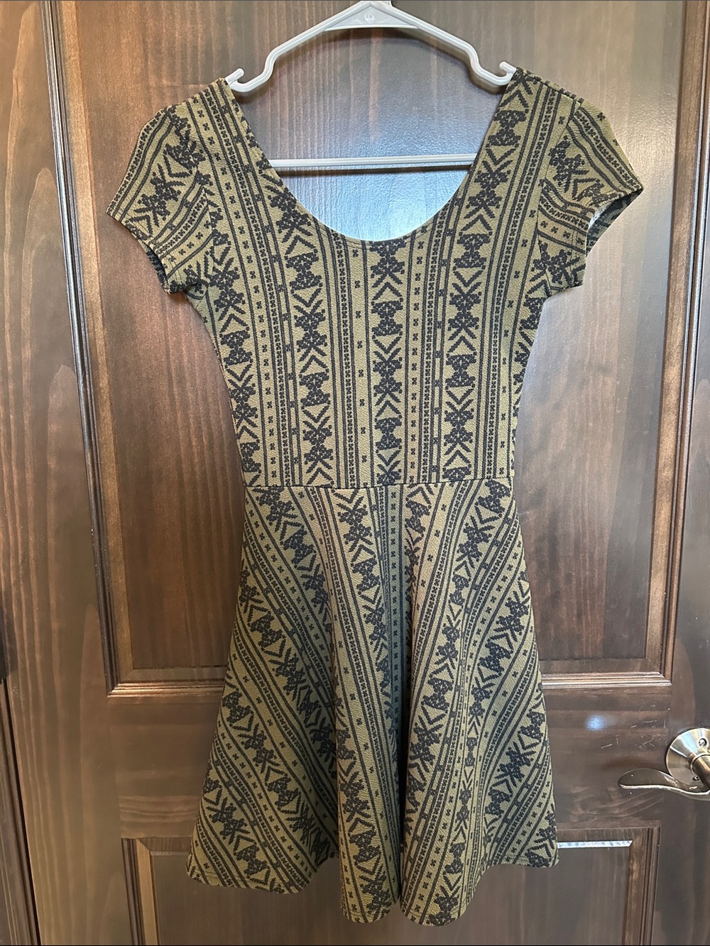 Womens Scoop Neck Short Sleeve Patterned Skater Dress - Black & Olive Green XS